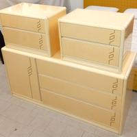 Comò e due comodini laccati beige