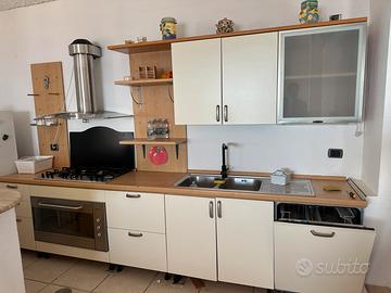 CUCINA CON ELETTRODOMESTICI