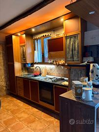 Cucina completa in legno  con piano caffetteria