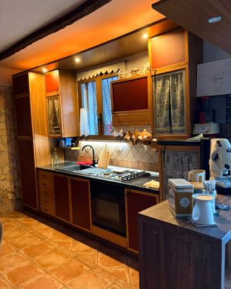 Cucina completa in legno  con piano caffetteria