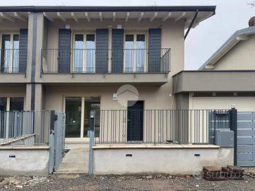 VILLA A SCHIERA CENTRALE A CREDARO