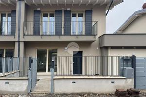 VILLA A SCHIERA CENTRALE A CREDARO