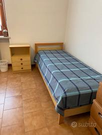 Letto singollo con comodino
