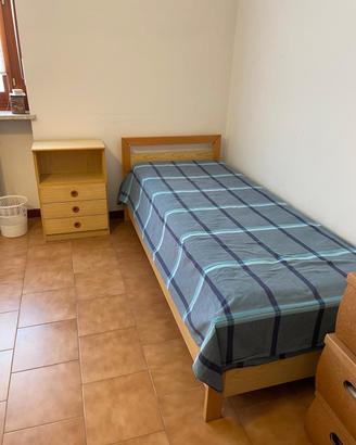 Letto singollo con comodino