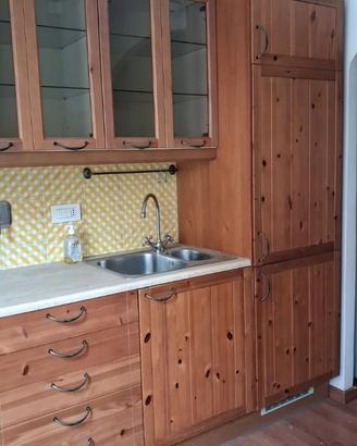 Cucina IKEA in legno - Frigo e Fornelli