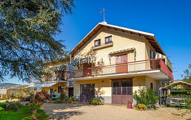 VILLA BIFAMILIARE con MAGAZZINO, BOX AUTO e GIARDI