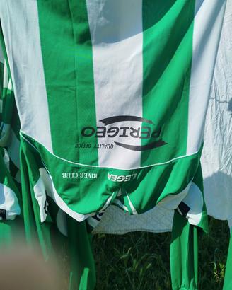 17 maglie da calcio + un paio di calzoncini 