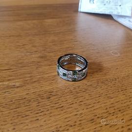 Anello a fascia con pietre verdi e zirconi