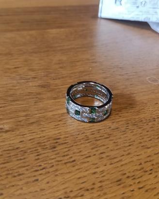 Anello a fascia con pietre verdi e zirconi