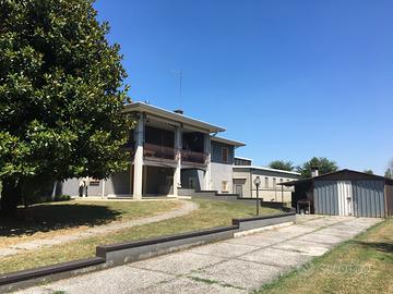 Villetta con capannone