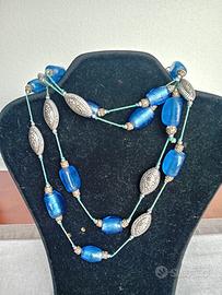 Collana di perle di vetro blu e ovali argentati