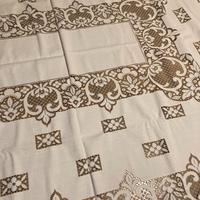 elegante tovaglia ricamata