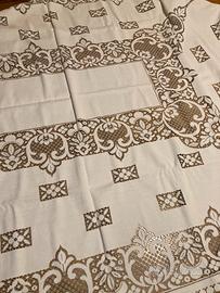 elegante tovaglia ricamata