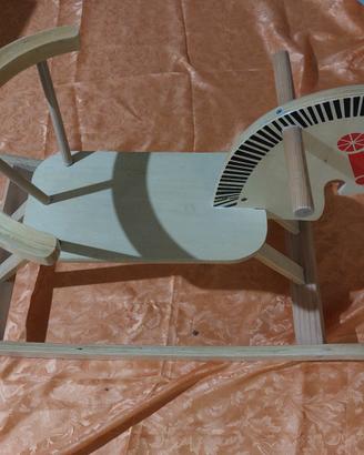 cavallo a dondolo in legno