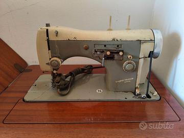 Macchina da cucire vintage Necchi Mod 75