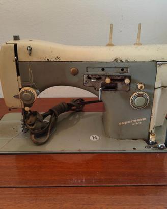 Macchina da cucire vintage Necchi Mod 75