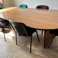Tavolo da riunione con sedie