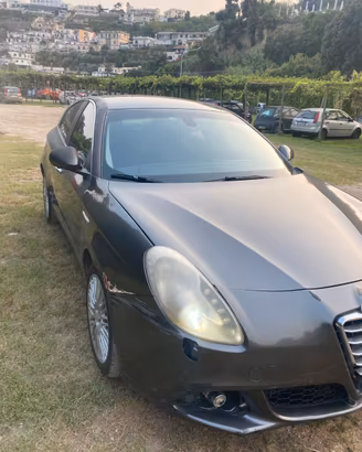 Vedo alfa romeo giulietta anno 2011