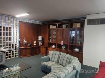 Boiserie soggiorno in noce nazionale