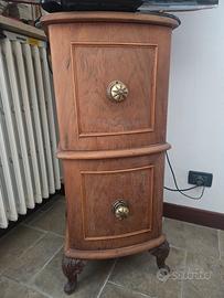 Mobiletto antico il legno con ante piedini scolpit