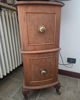 Mobiletto antico il legno con ante piedini scolpit