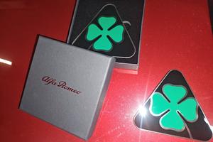 coppia loghi alfa romeo quadrifoglio