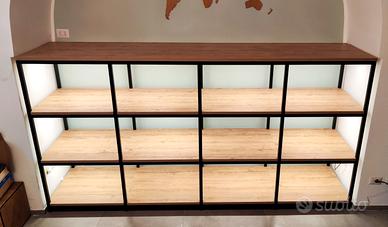 Parete scaffalatura in legno verniciato e legno