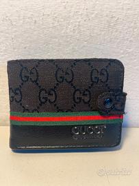 Portafoglio da uomo Gucci a due ante logo Web GG