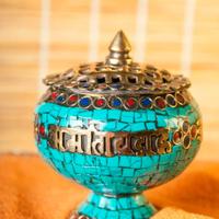 Brucia incenso in ottone con pietre turchesi