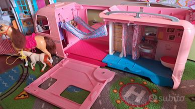 Casa, camper, pizzeria, e cavallo di Barbie 