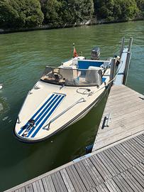 Barca con motore