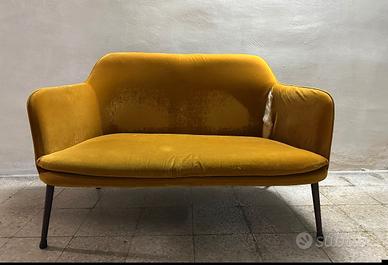 Poltrona due posti color senape 