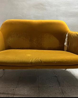 Poltrona due posti color senape 