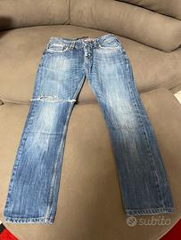 Jeans uomo con strappo sul ginocchio destro