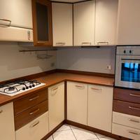 Cucina ad angolo completa di elettrodomestici