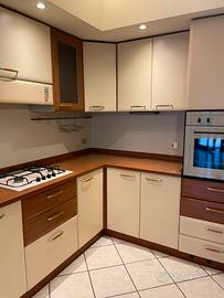 Cucina ad angolo completa di elettrodomestici