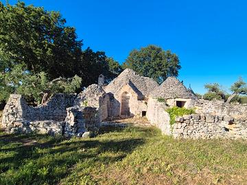 Trulli da ristrutturare con terreno di 4.100 mq