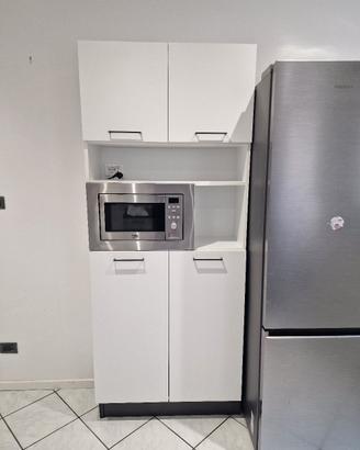 Credenza con microonde