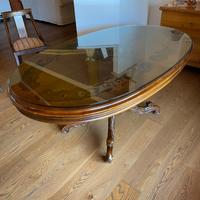 Tavolo in legno intarsiato con 6 sedie