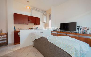 2 LOCALI ABITABILE CON BOX IN SEMICENTRO