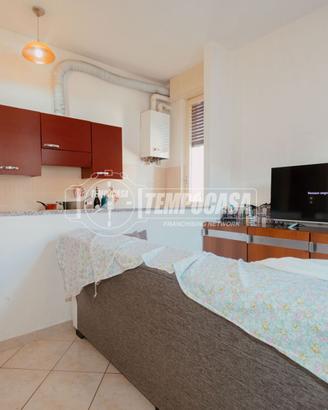 2 LOCALI ABITABILE CON BOX IN SEMICENTRO