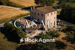 Rustico / Casale di 350 m² con più di 5 locali a A