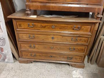 Antico canterano in noce.