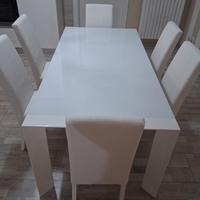 tavolo in legno con vetro più sedie in pelle 