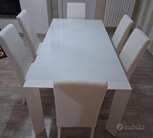 tavolo in legno con vetro più sedie in pelle 