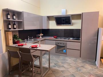 CUCINA CON PENISOLA COLOR VISONE LUCIDO  cm.306x24