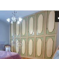 Armadio molto ampio in legno artigianale.