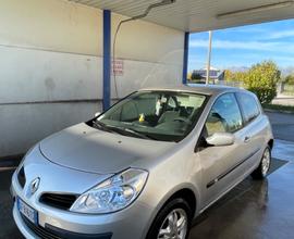 RENAULT Clio grigia Neopatentati