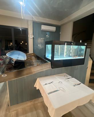 Vetrina frigo con acquario astici