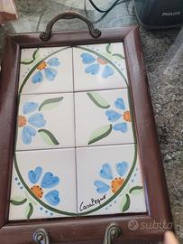 vassoio in ceramica con cornice di legno